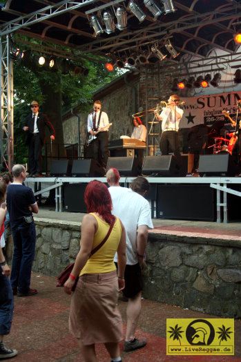 Ken Guru and The Highjumpers (D) 9. This Is Ska Festival, Wasserburg, Rosslau 25. Juni 2005 (7).jpg